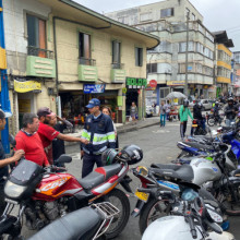 Con tanta moto no hay por dónde pasar en el Centro de Manizales